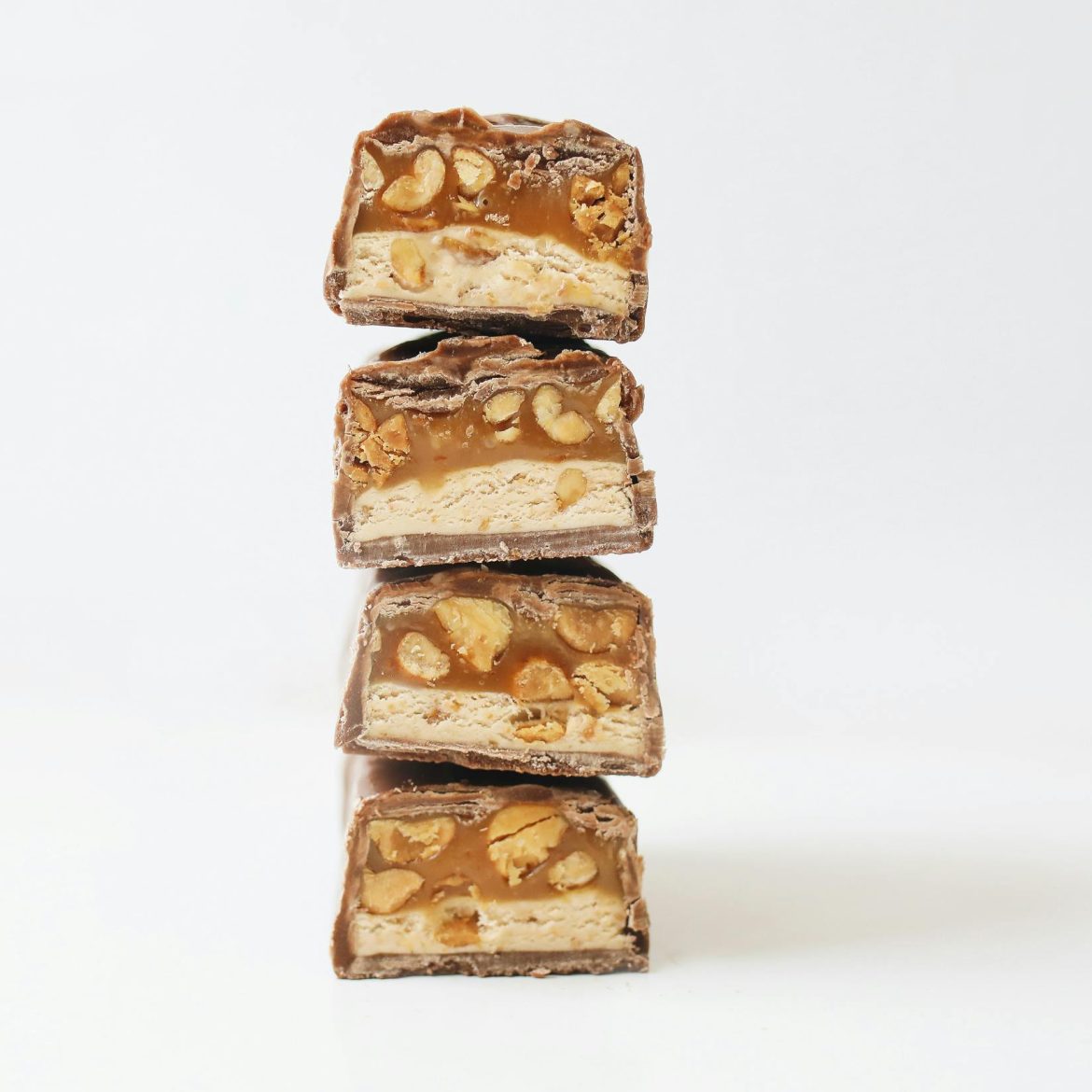 gezonde snicker thuis maken, dadels, pindakaas, pinda's, chocola