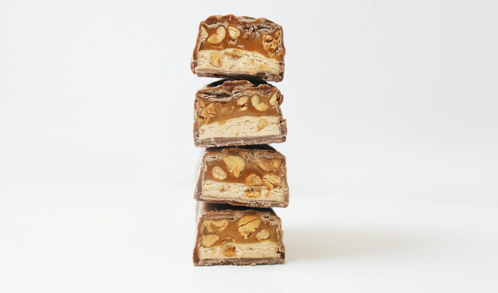gezonde snicker thuis maken, dadels, pindakaas, pinda's, chocola