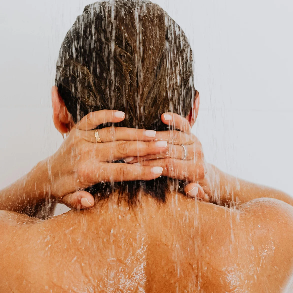 Plassen onder de douche: waarom we het (bijna) allemaal doen