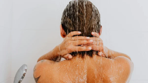 Plassen onder de douche: waarom we het (bijna) allemaal doen