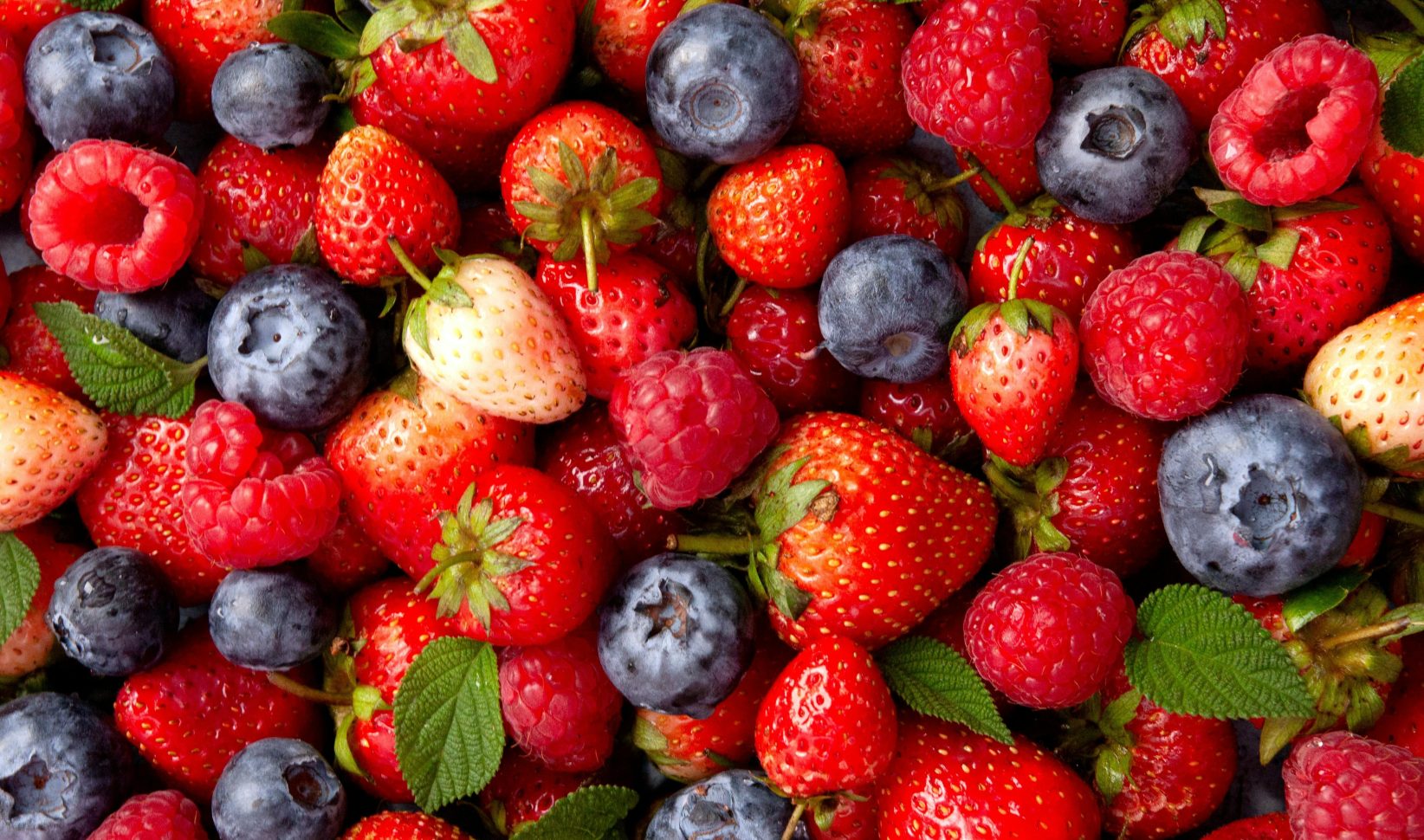 rood fruit vlekken uit kleding verwijderen, aardbeijen, bessen, frambozen