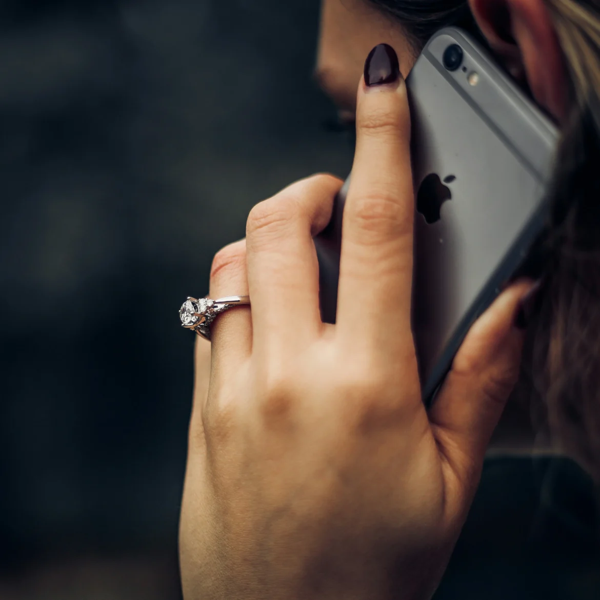 “Hoi met wie?!” Waarom je je naam beter niet meer aan de telefoon zegt