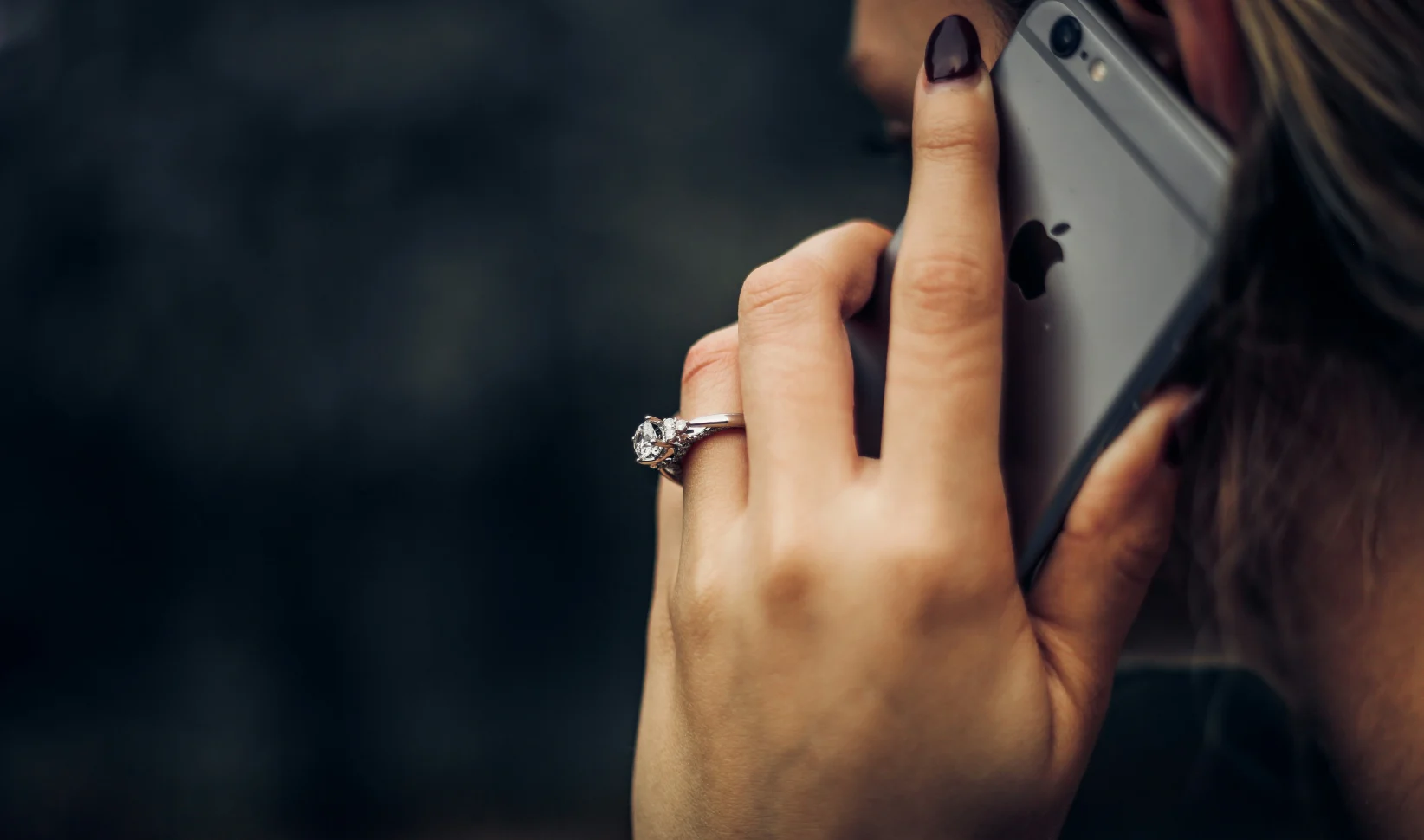 “Hoi met wie?!” Waarom je je naam beter niet meer aan de telefoon zegt