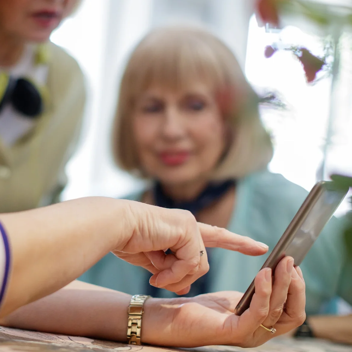 Oma laat foto's van kleinkinderen zien aan vriendinnen