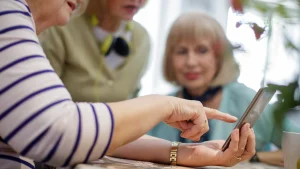Thumbnail voor Alida (62) stoort zich aan vriendinnen die oma worden: 'Alsof ze zichzelf ineens in een hogere orde plaatsen'