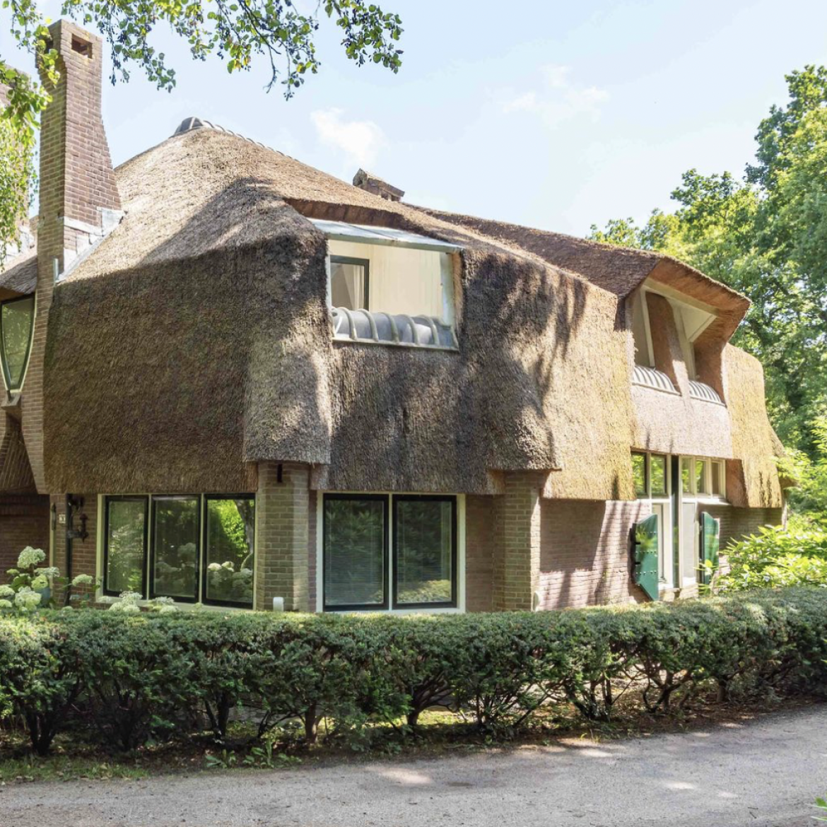 Altijd al willen wonen in een sprookje? Dat kan in dit idyllische en kleurrijke huis in Bergen