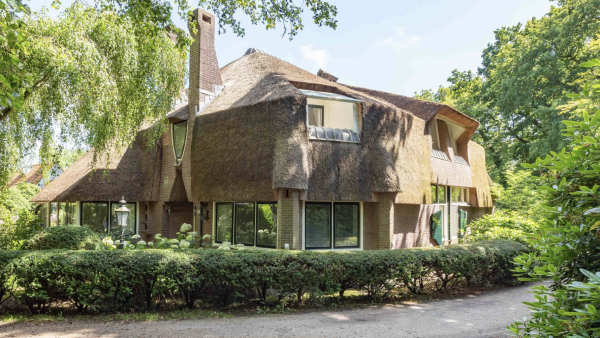 Altijd al willen wonen in een sprookje? Dat kan in dit idyllische en kleurrijke huis in Bergen