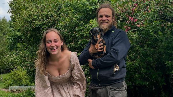 Bram uit B&B Vol Liefde 2023 Zweden samen met Esra en puppy