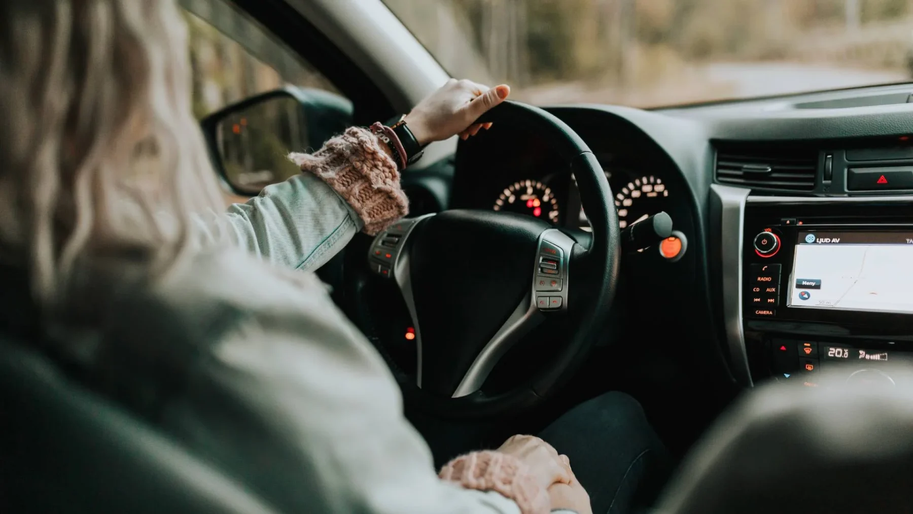 Vrouw in auto | zwarte zaterdag