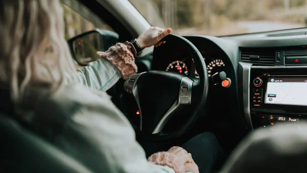 Vrouw in auto | zwarte zaterdag