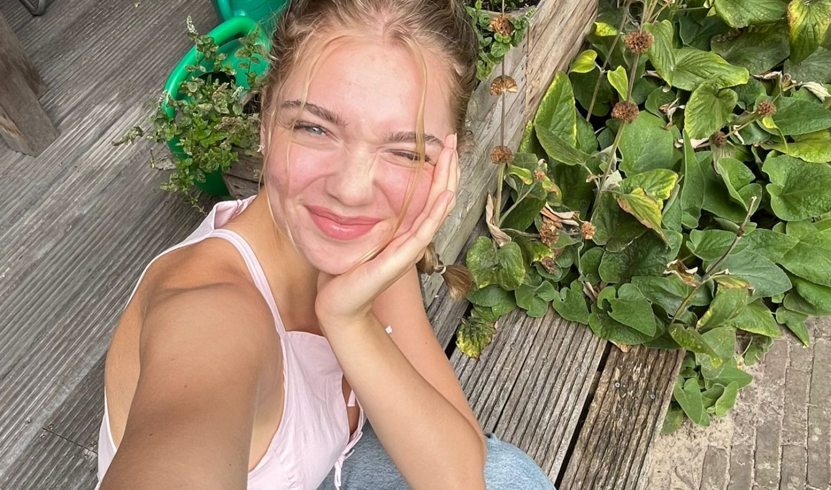 Met tien tenen op de grond: Sterre slayt de controversiële 'teenschoenen'