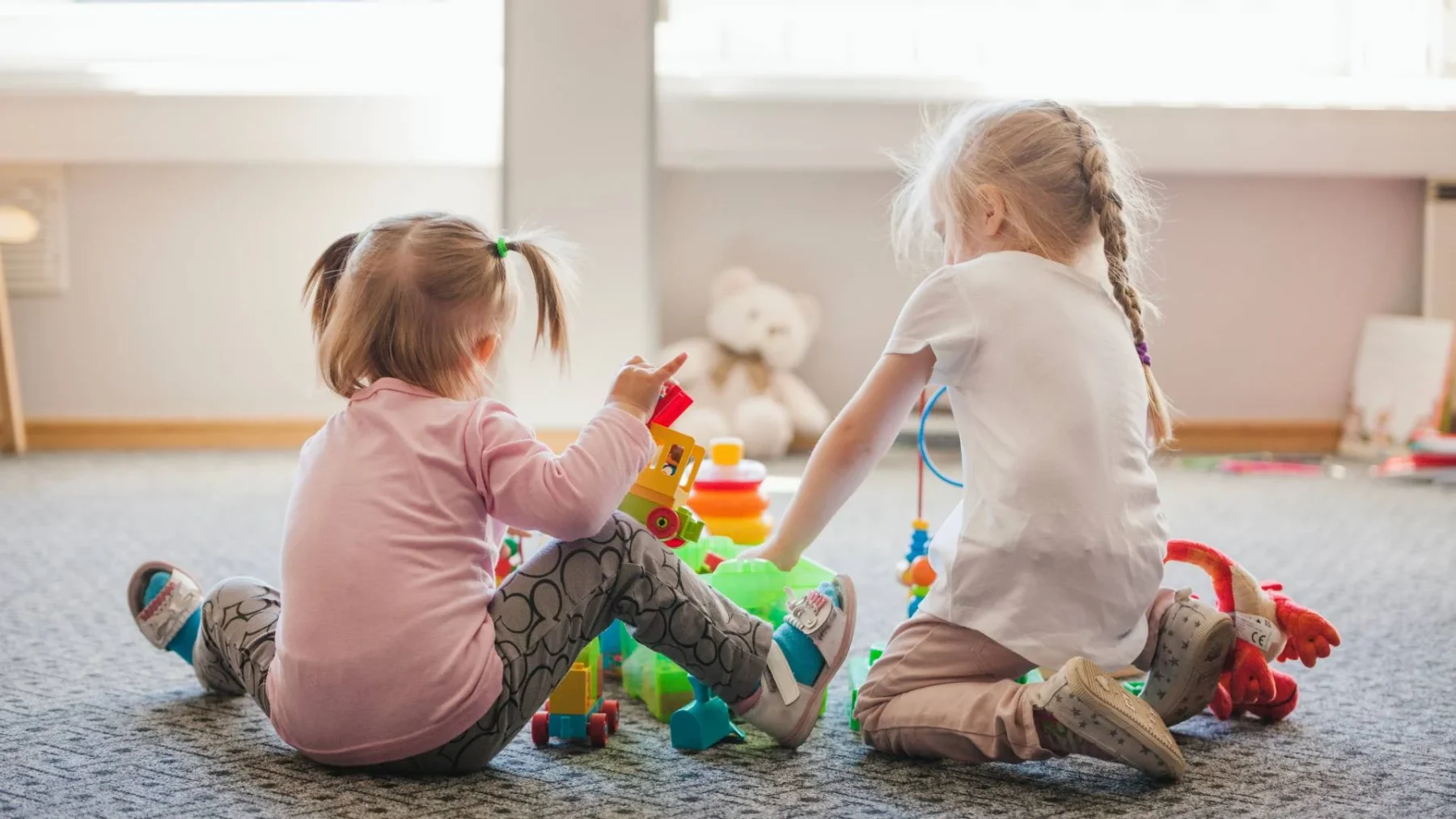 Twee meisjes spelen bij kinderopvang