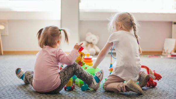 Twee meisjes spelen bij kinderopvang