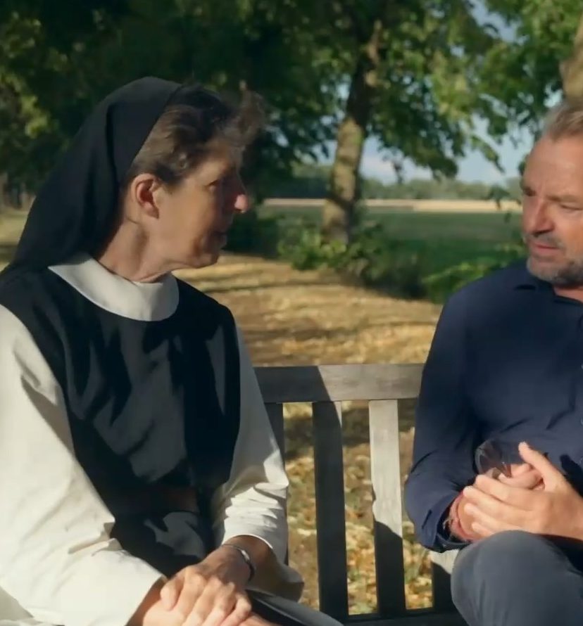 Zuster Rebekka en Tom Waes praten over ongeluk en fouten in 'Kloostergasten'