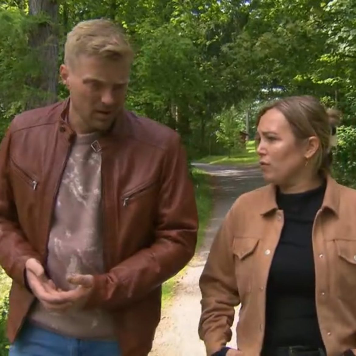 Renske en Daniël wandelen in 'B&B Vol liefde'