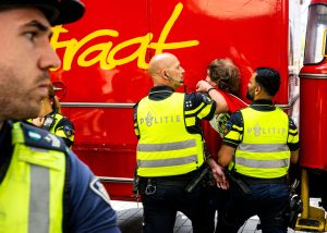 Thumbnail voor Protestmars tegen femicide bruut verstoord: verwarde man rent gillend het podium op