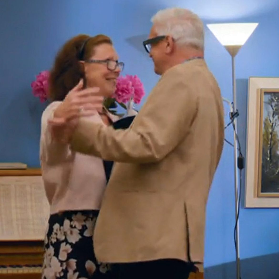 Corrie zingt en danst met Per in 'Your Place or Mine'