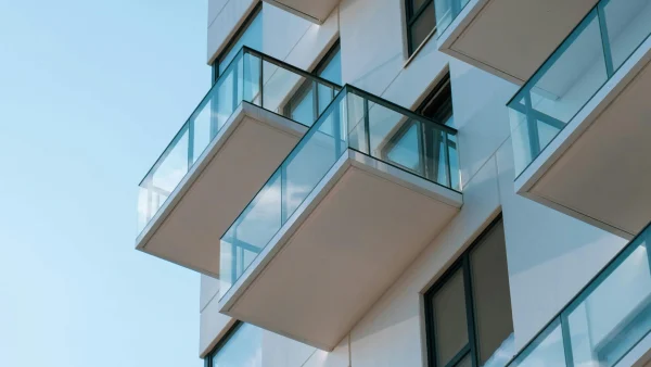 Opnieuw dodelijke val op Ibiza: toerist valt van hotelbalkon. Al het vijfde balkonincident deze zomer op de Balearen.