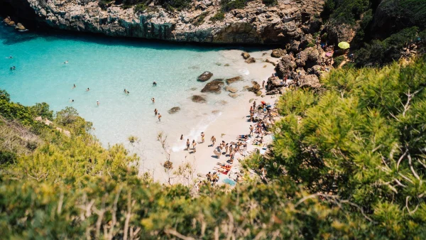 Mallorca staat bekend om zijn witte stranden en helderblauwe water. Het eiland telt talloze verborgen pareltjes en geheime stranden, maar dankzij TikTok worden juist deze ‘geheime’ baaitjes nu overspoeld door toeristen.