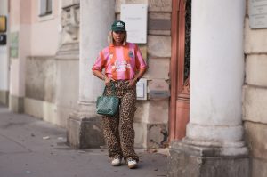 Thumbnail voor Zie je door de prints de outfit niet meer? Zó combineer je broeken met (dieren)print goed