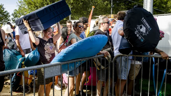 Tijdens het festival Dicky Woodstock heeft er een naar ongeluk plaatsgevonden. Toen een vrouw over een hek wilde klimmen bleef ze met haar ring haken, daarbij verloor ze haar vinger.
