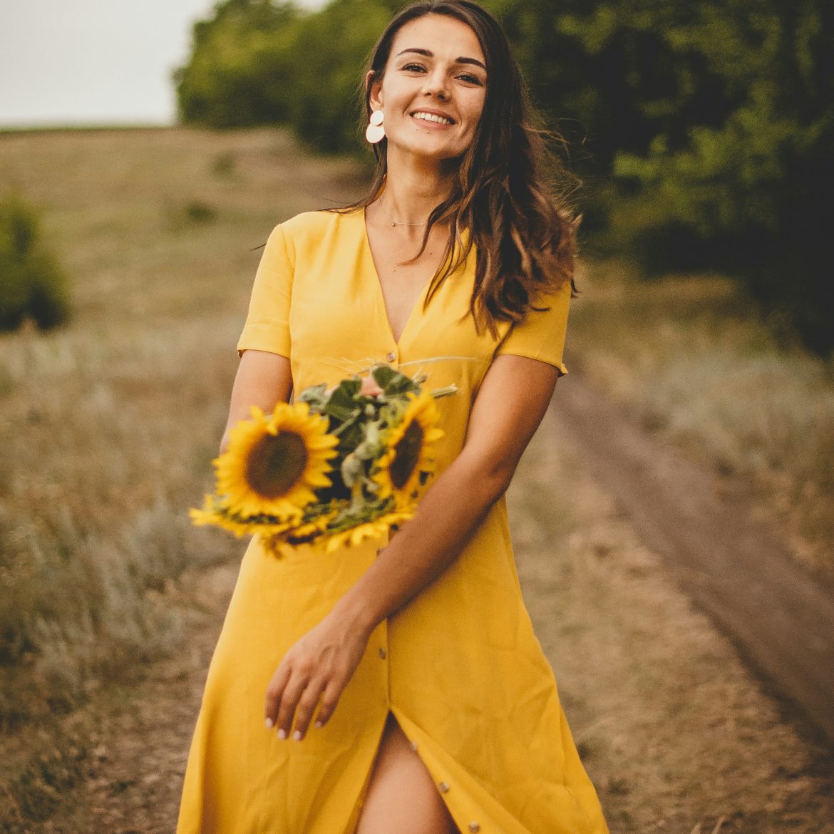 Vrouw in gele jurk