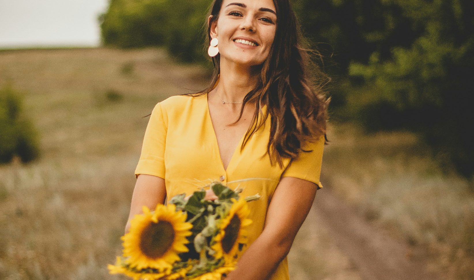 Vrouw in gele jurk