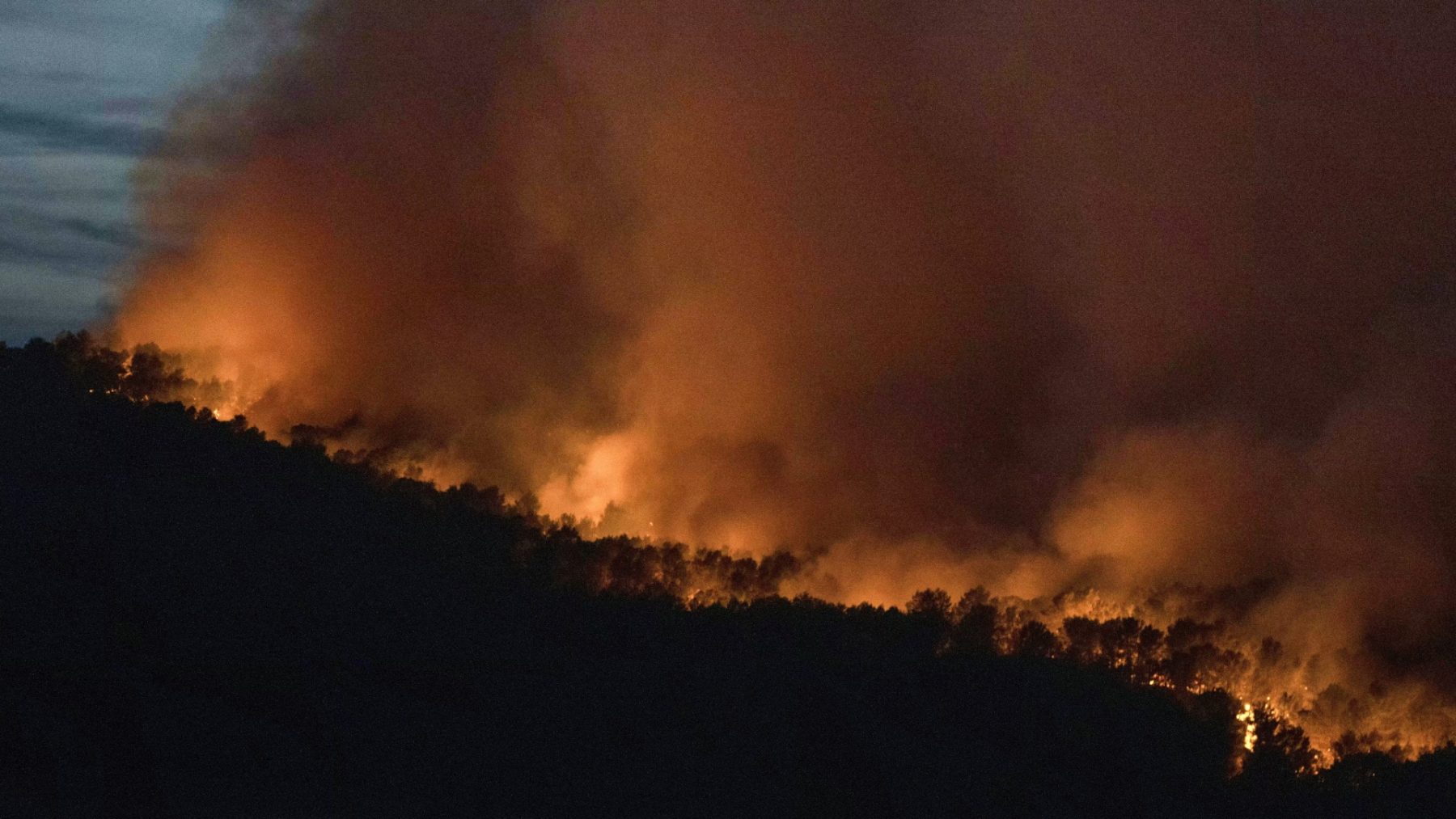 Vrouw overleden en negen gewonden bij verwoestende bosbranden in Zuid-Frankrijk