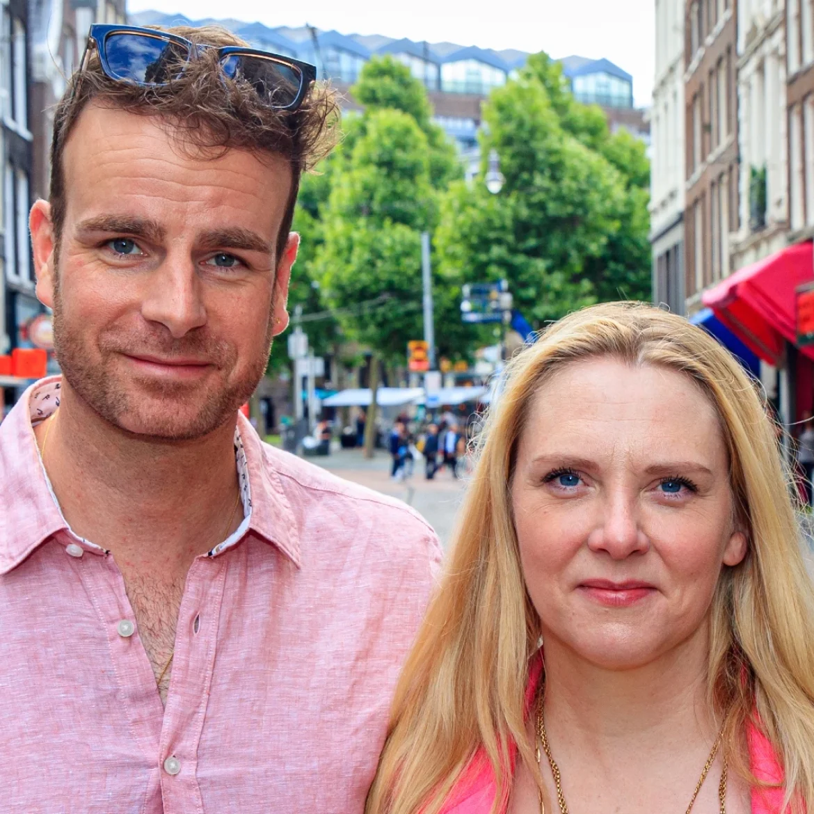 Henry van Loon doet hilarische 'B&B Vol Liefde'-imitatie en Jelka van Houten ligt in een deuk