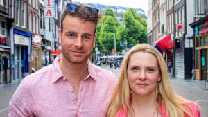 Thumbnail voor Henry van Loon doet hilarische 'B&B Vol Liefde'-imitatie en Jelka van Houten ligt in een deuk