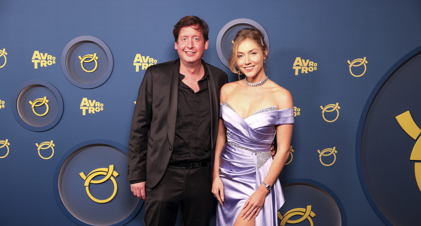 Steven en Jamie Kazan op de rode loper van het Gouden Televizier Ring Gala in Carre. Tijdens het gala wordt de meest prestigieuze televisieprijs van Nederland voor de 59e keer uitgereikt.