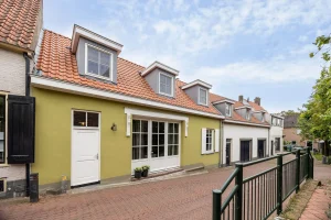 Thumbnail voor Geen zin om naar de kroeg te gaan? Goed nieuws: deze woning heeft een bar aan huis – en wat voor één