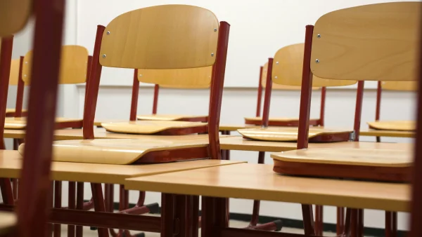 Docent misbruikt leerling: Een docent van een middelbare school in Den Bosch werd betrapt toen hij seks had met 17-jarige leerling. De docent ontkende in eerste instantie en werd vrijgesproken, maar legt nu in hoger beroep toch een verklaring af.