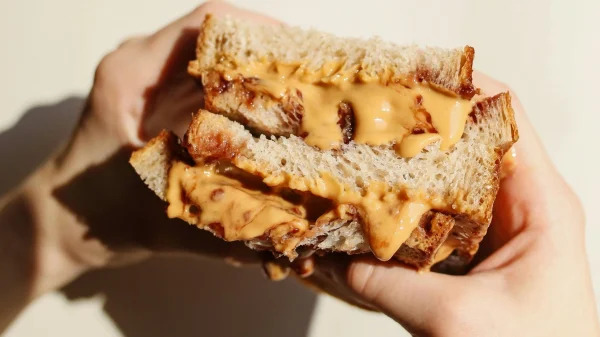 Eet jij op vakantie aardappelen en een broodje pindakaas? Je bent niet de enige Nederlander