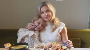 Thumbnail voor Natalia vluchtte met haar kinderen uit Oekraïne, nu heeft haar dochter Mila (10) kanker: 'Vaak gedacht dat ze het niet zou overleven'