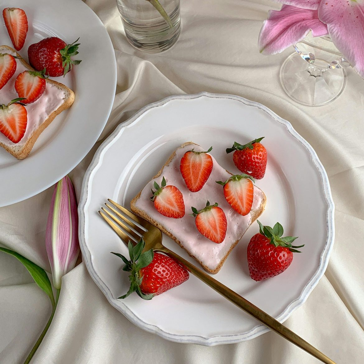 Wit brood met aardbeien