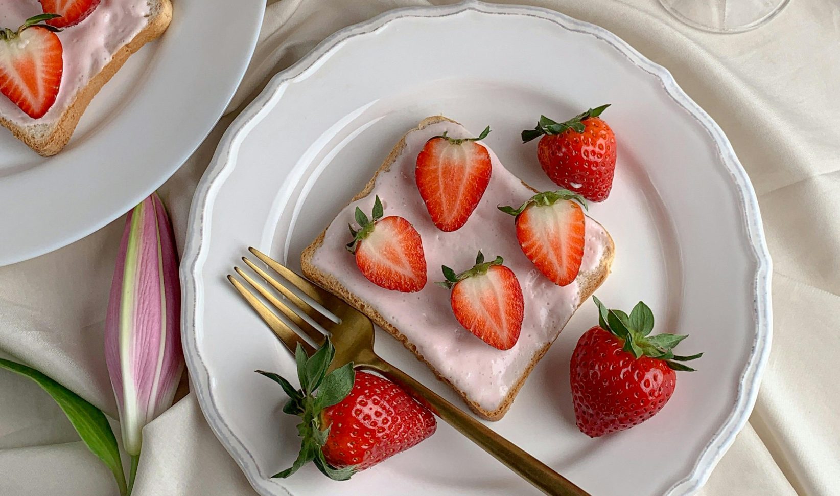 Wit brood met aardbeien