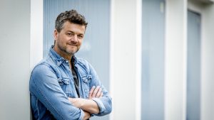 Thumbnail voor Kasper van Kooten (53) is stapelverliefd en deelt selfie met zijn vriendin: 'De wereld mag ons zien'