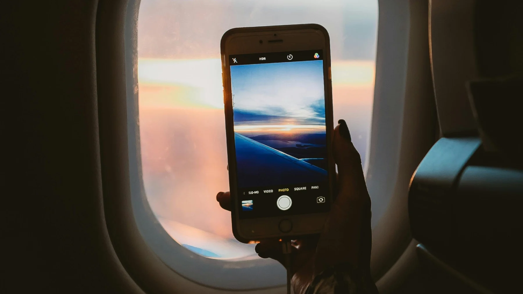 Dít is dus de reden waarom je je telefoon op vliegtuigstand moet zetten tijdens je vlucht
