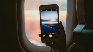 Thumbnail voor Dít is dus de reden waarom je je telefoon op vliegtuigstand moet zetten tijdens je vlucht