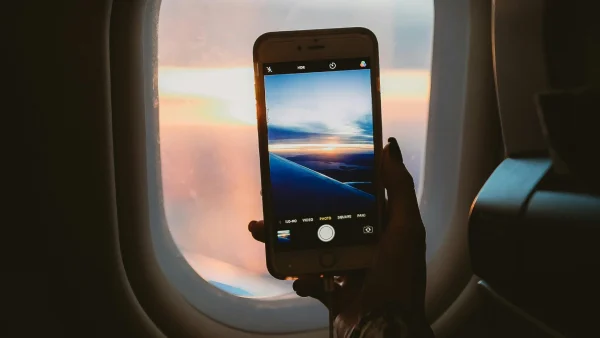 Dít is dus de reden waarom je je telefoon op vliegtuigstand moet zetten tijdens je vlucht