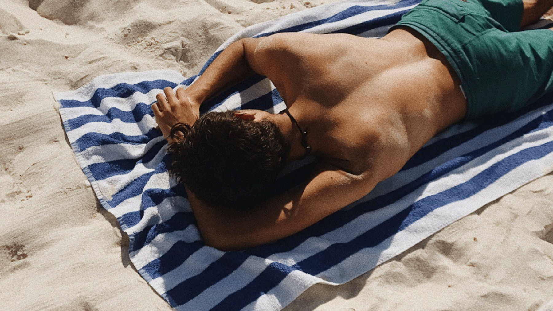 Jongen op het strand.