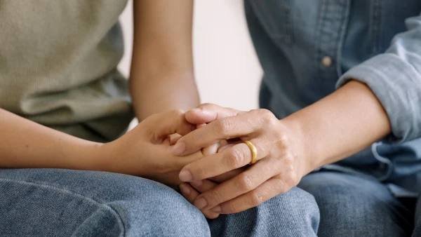 Illustratief beeld van moeder die hand dochter vasthoudt voor bij verhaal over moeder met een psychose