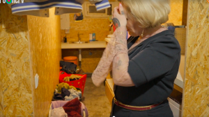 Thumbnail voor Wasdag bij de familie Bal in 'Een Huis Vol': 'Op hoeveel wasbeurten dat per week komt?'