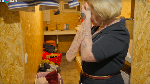 In 'Een Huis Vol' is het zaterdag, wasdag bij de familie Bal. Het gezin bestaat uit zeven kinderen, waaronder vier puber meiden 'die geen dag hetzelfde aan hebben'. En dat betekent: (bijna) nooit een lege wasmand.