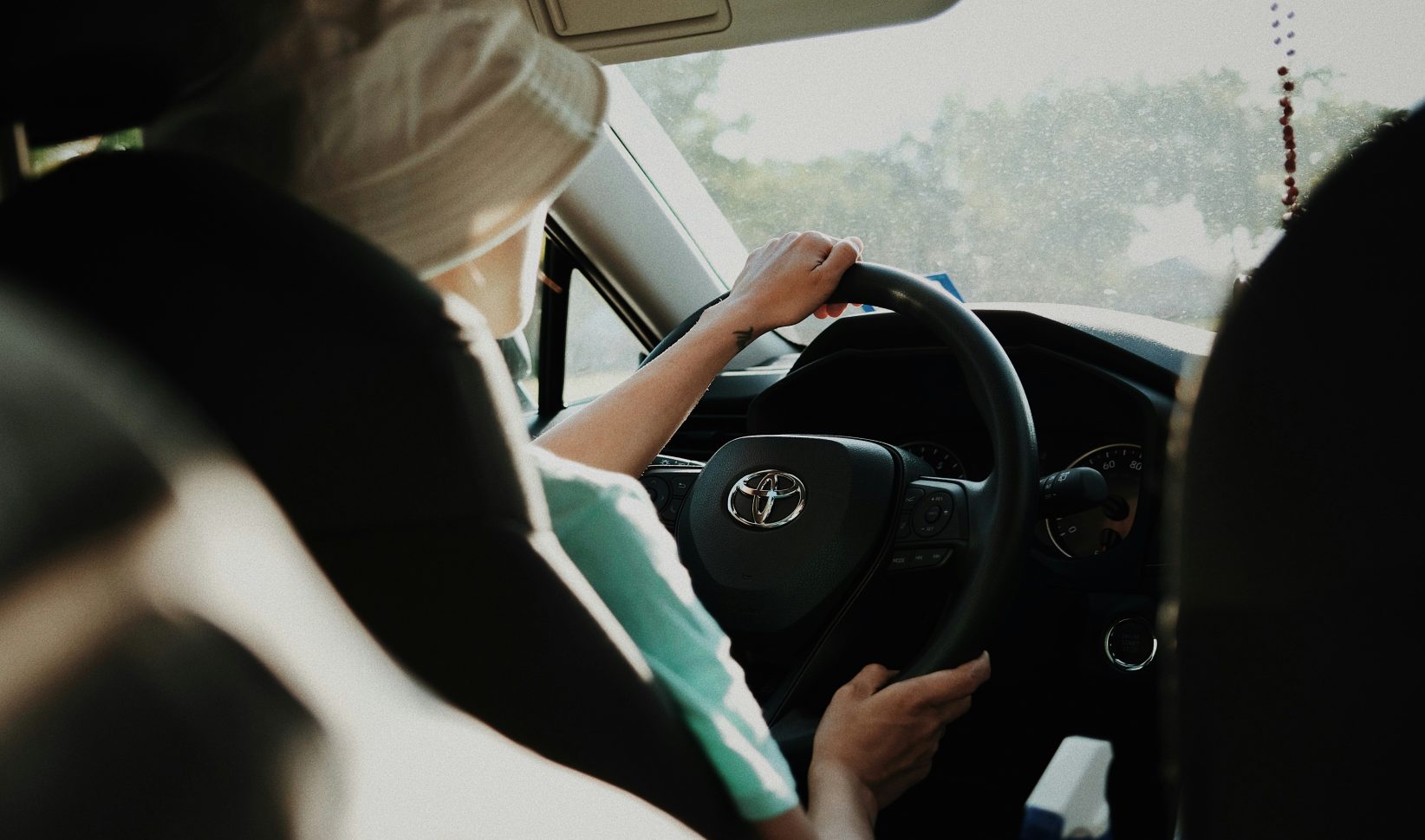 Het is warm. En dat voel je niet alleen in je lichaam en je huis, ook de auto kan oververhit raken. Maar let op: zet de airco niet meteen vol aan, en volg nog een paar van dit soort slimme tips om je bolide koel te houden.