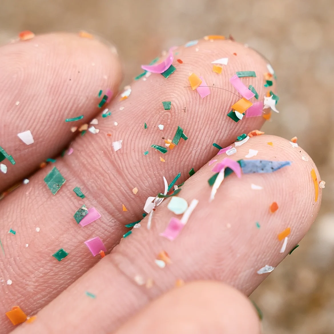 Plastic not-so-fantastic: alles wat je moet weten over microplastics in je huis en lichaam