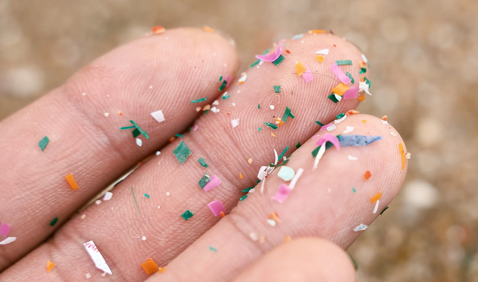Plastic not-so-fantastic: alles wat je moet weten over microplastics in je huis en lichaam