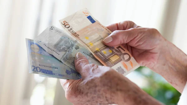 Vrouw houdt briefgeld vast | oppassen