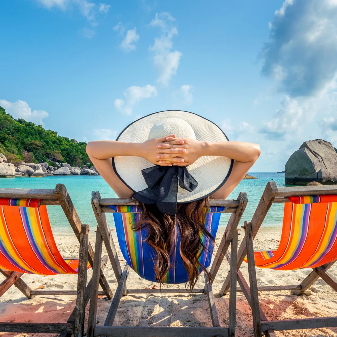 Vrouw die in een stoel zit op het strand